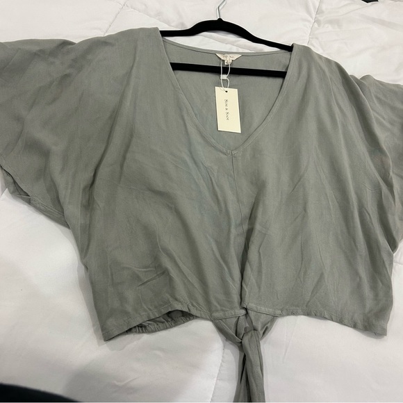 Sim & Sam Tops - 💰PRICE ⬇️ 
 • Sim & Sam • Grey Short Sleeve Blouse • size XL